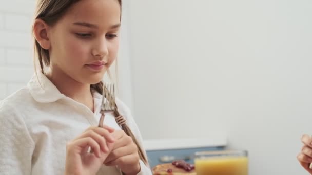 Lilla Flicka Barn Som Äter Frukost Inomhus Hemma — Stockvideo