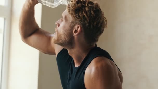 Hombre Musculoso Vierte Agua Después Entrenar Pie Dentro — Vídeo de stock