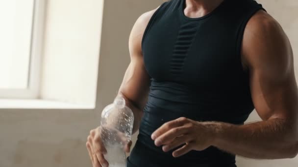 一个体格健壮的人站在里面喝水 这是一个被剪断的画面 — 图库视频影像