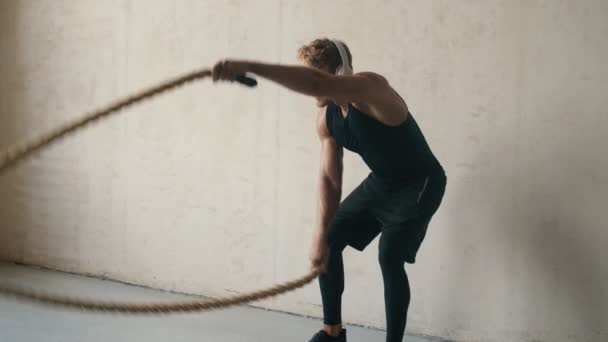 Deportista Enfocado Con Auriculares Está Trabajando Con Cuerdas Batalla Estudio — Vídeos de Stock