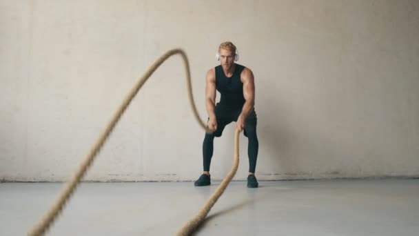 Deportista Concentrado Con Auriculares Está Trabajando Con Cuerdas Batalla Estudio — Vídeos de Stock