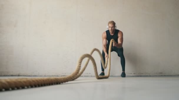 Привабливий Спортсмен Працює Бойовими Мотузками Студії — стокове відео