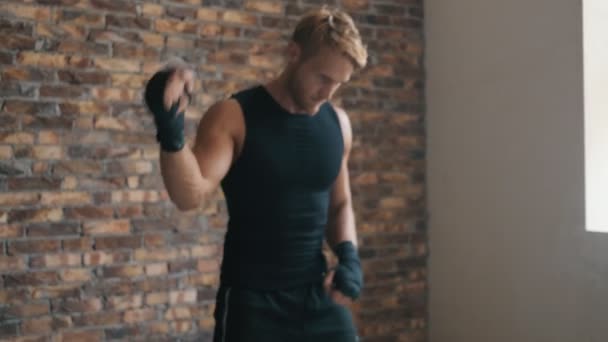 自信のある筋肉の男は スタジオでボクシングの練習を訓練しています — ストック動画