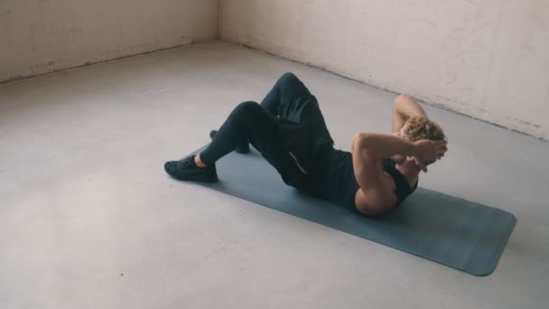 Sarışın Bir Adam Yoga Minderinin Üzerinde Egzersiz Yapıyor Gri Stüdyoda — Stok video