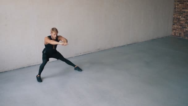 Язистий Блондинка Робить Вправи Стоять Ізольовані Над Сірою Стіною — стокове відео