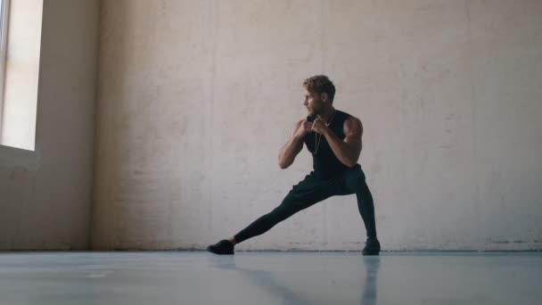 Hombre Fuerte Entrenador Rubio Muscular Está Haciendo Ejercicios Estiramiento Pie — Vídeos de Stock