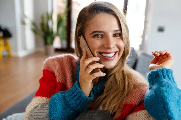 Attraktive Lächelnde Junge Frau Die Ihr Handy Benutzt Während Sie — Stockfoto