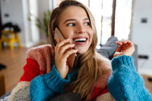 Attraktive Lächelnde Junge Frau Die Ihr Handy Benutzt Während Sie — Stockfoto