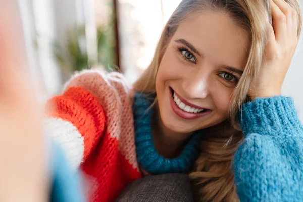 Vacker Ung Kvinna Gör Selfie Och Ler Medan Sitter Soffan — Stockfoto