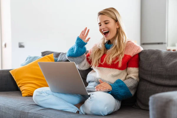 여성이 전화하는 영상을 집에서 노트북을 사용하는 — 스톡 사진