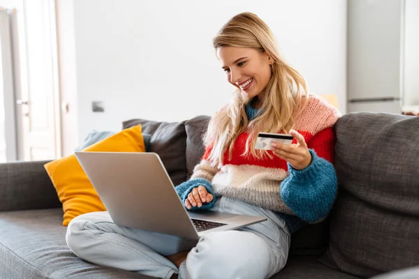 Bella Giovane Donna Attraente Rilassarsi Divano Soggiorno Utilizzando Computer Portatile — Foto Stock