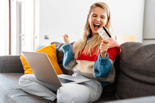 Schöne Junge Attraktive Frau Die Sich Auf Einer Couch Wohnzimmer — Stockfoto