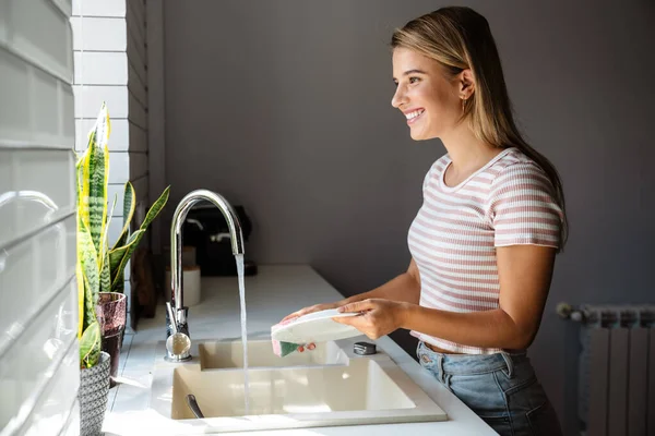 Vacker Leende Ung Kvinna Tvättar Rätter När Städar Köket — Stockfoto