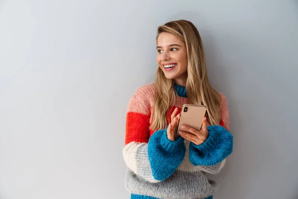 Usmívající Mladá Žena Pomocí Smartphone Přes Šedé Pozadí — Stock fotografie