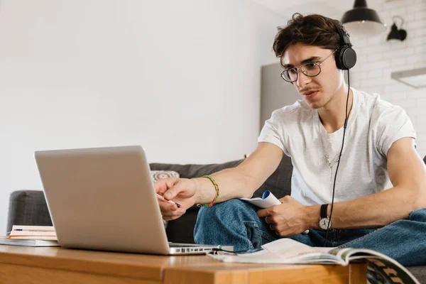 Immagine Uomo Bello Concentrato All Interno Casa Utilizzando Computer Portatile — Foto Stock