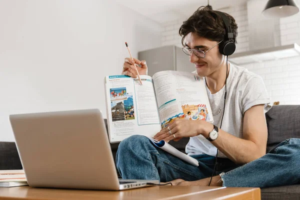 Immagine Felice Uomo Bello Sorridente Chiuso Casa Parlare Con Videocall — Foto Stock