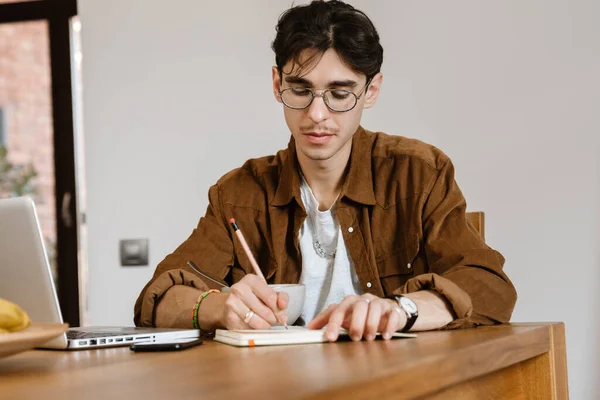 Immagine Uomo Bello Concentrato Chiuso Casa Scrivere Note Utilizzando Computer — Foto Stock