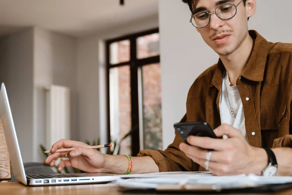 Immagine Uomo Concentrato Casa Che Studia Usa Cellulare — Foto Stock