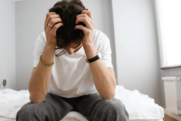 Stresli Negatif Adamın Evde Yatakta Oturması — Stok fotoğraf
