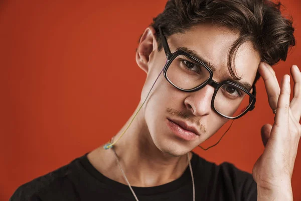 Mladý Hipster Teenager Velkými Brýlemi Červeném Pozadí Dívá Kameru — Stock fotografie