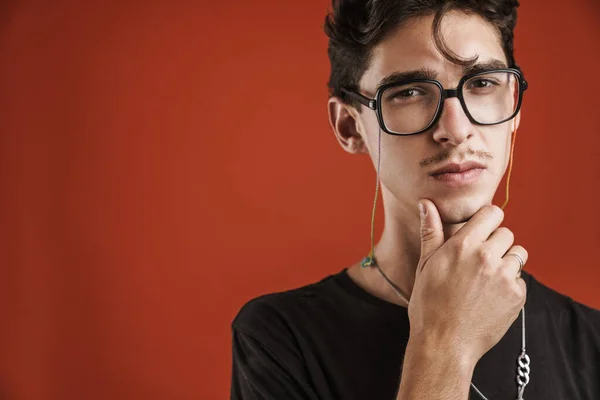 Pensive Mladý Hipster Teenager Brýlích Izolovaných Červeném Pozadí — Stock fotografie