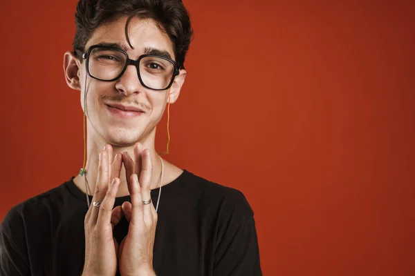 Mladý Hipster Teenager Velkými Brýlemi Červeném Pozadí Dívá Kameru — Stock fotografie