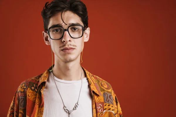 Jong Hipster Tiener Met Grote Glazen Een Rode Achtergrond Zoek — Stockfoto