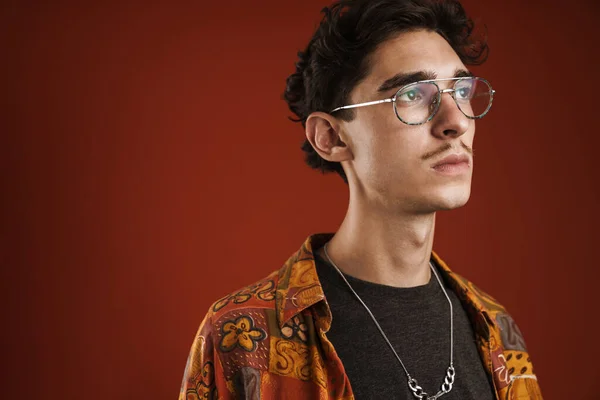 Jong Hipster Tiener Met Grote Glazen Een Rode Achtergrond — Stockfoto