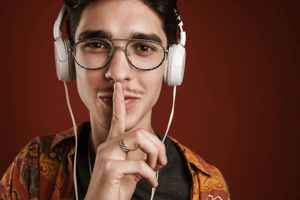 Primer Plano Joven Adolescente Sonriente Con Gafas Aisladas Sobre Fondo — Foto de Stock