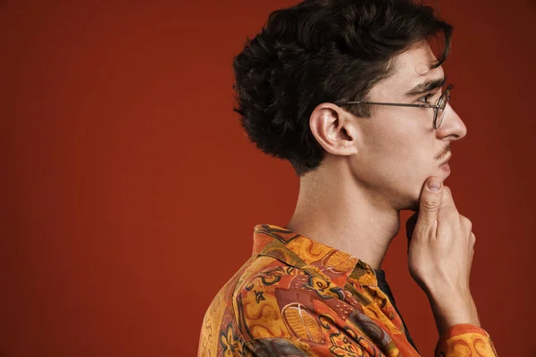 Pensive Fiatal Hipster Tinédzser Szemüvegben Elszigetelt Piros Háttér — Stock Fotó
