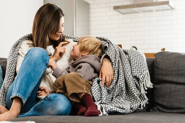 Beeld Van Jonge Positieve Vrouw Knuffelen Thuis Met Haar Zoon — Stockfoto