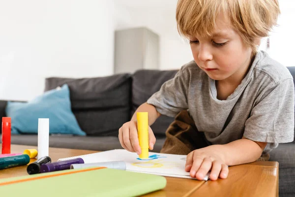 Foto Giovane Ragazzo Concentrato Che Disegna Casa — Foto Stock