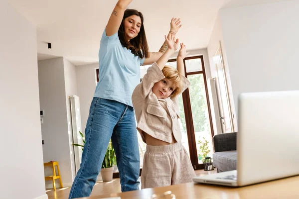 Foto Una Joven Mujer Hermosa Positiva Casa Con Hijo Haciendo — Foto de Stock