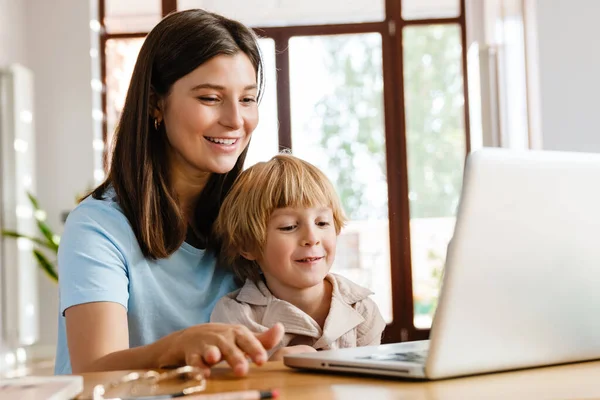 Photo Young Positive Beautiful Woman Home Her Son Using Laptop — Stock Photo, Image