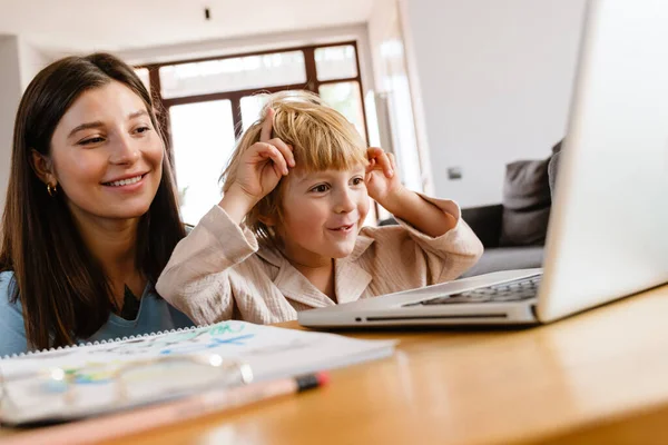 Photo Young Happy Beautiful Woman Home Her Son Talking Videocall — Stock Photo, Image