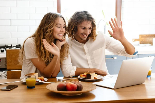 Wesoła Piękna Para Macha Rękami Pomocą Laptopa Podczas Śniadania Przytulnej — Zdjęcie stockowe
