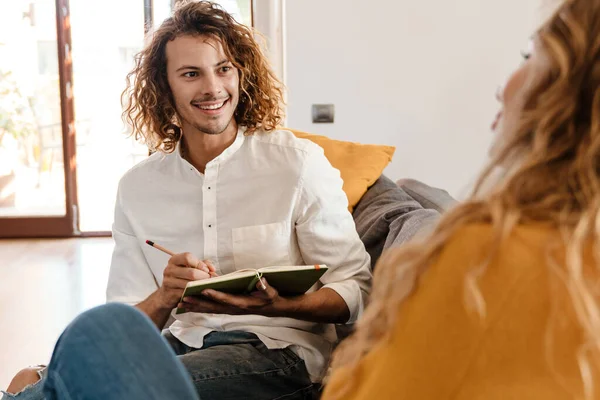 Feliz Chico Guapo Dibujando Retrato Novia Mientras Está Sentado Sofá — Foto de Stock