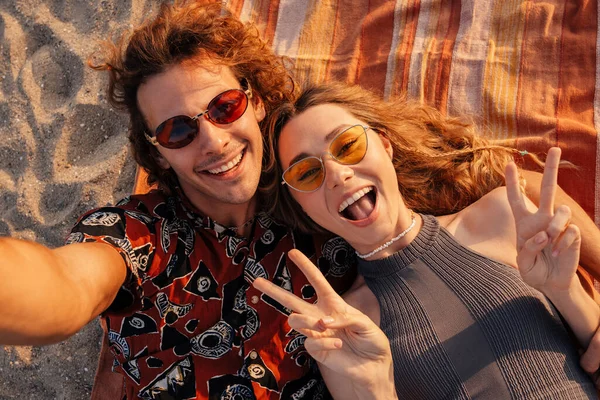 Imagem Jovem Feliz Casal Amoroso Deitado Praia Tirando Uma Selfie — Fotografia de Stock