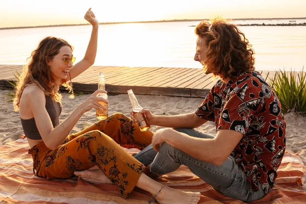 Imagen Una Pareja Joven Optimista Bebiendo Cerveza Playa — Foto de Stock