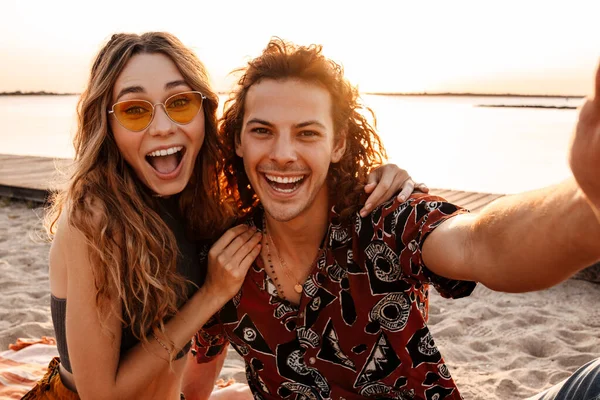 Foto Glada Glada Glada Unga Kärleksfulla Par Stranden Med Selfie — Stockfoto