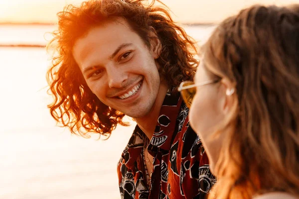 Bild Eines Glücklichen Positiven Jungen Liebespaares Das Sich Strand Anschaut — Stockfoto