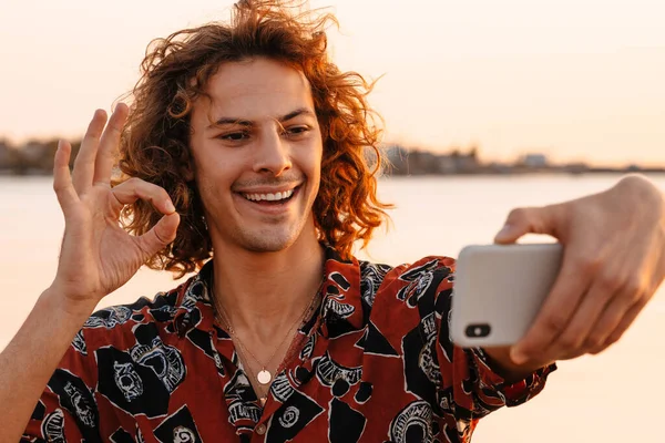 Glad Ung Man Tar Selfie När Han Står Vid Stranden — Stockfoto