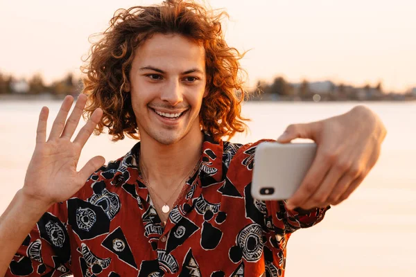 Glad Ung Man Som Tar Selfie När Han Står Vid — Stockfoto