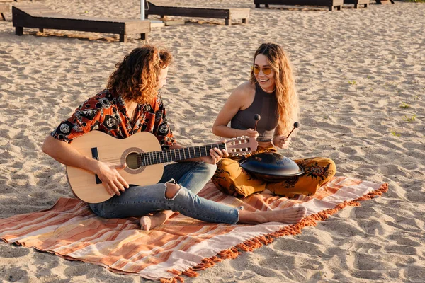 Зображення Щасливої Позитивної Молодої Любовної Пари Грає Музику Гітарі Барабані — стокове фото