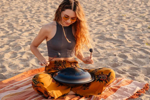 Imagen Una Joven Optimista Tocando Música Tambor Playa — Foto de Stock