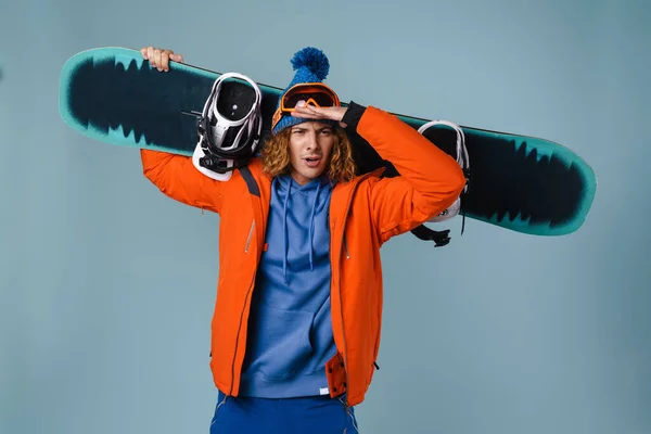 Guapo Deportista Feliz Sosteniendo Snowboard Aislado Sobre Fondo Azul — Foto de Stock