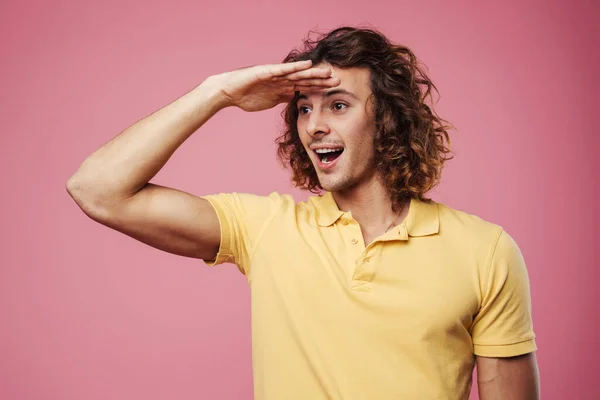 Sorprendido Guapo Caucásico Chico Posando Mirando Lado Aislado Sobre Rosa —  Fotos de Stock