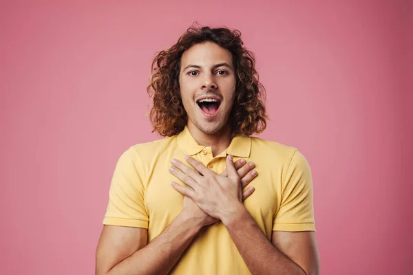 Emocionado Chico Guapo Cogido Mano Pecho Exclamando Aislado Sobre Fondo — Foto de Stock