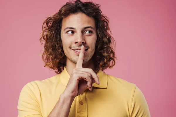 Joyeux Beau Mec Souriant Montrant Geste Silence Isolé Sur Fond — Photo