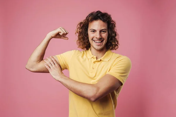 Joyeux Beau Mec Souriant Montrant Son Biceps Isolé Sur Fond — Photo